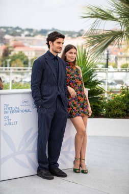 Cannes, FRANCE - 12 Temmuz 2021: Laetitia Casta ve Louis Garrel, 12 Temmuz 2021 'de Fransa' nın Cannes kentinde düzenlenen 74.