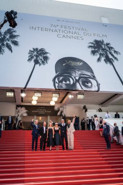 CANES, FRANCE - 12 Temmuz 2021: Chulpan KHAMATOVA, Ivan Dorn, Yulia PERESILD, Yury KOLOKOLNIKOV ve yapımcı Ilya STEWART, 74.