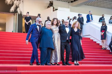 CANNES, FRANCE - 13 Temmuz 2021: Roc Lafortune, Danielle Fichaud, Valerie Lemercier, Sylvain Marcel ve Pascale Desrochers, 74.