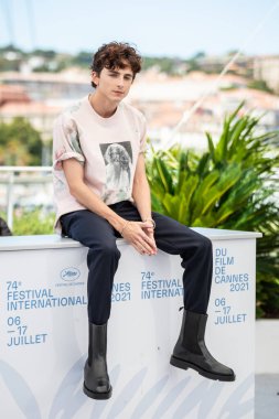CANNES, FRANCE - 13 Temmuz 2021: Timothe Chalamet, 74. Cannes Film Festivali sırasında 