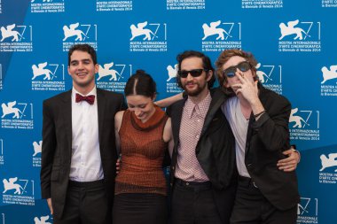 Ben safdie, arielle holmes, joshua safdie ve caleb landry jones