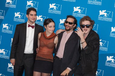 Ben safdie, arielle holmes, joshua safdie ve caleb landry jones