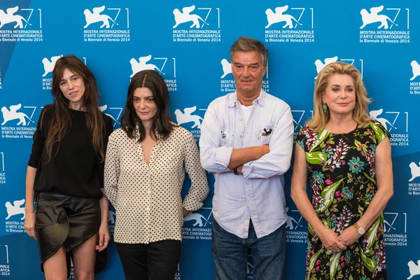 Charlotte Gainsbourg, Chiara Mastroianni, Benoit Jacquot, Catherine Deneuve — Stock Photo, Image