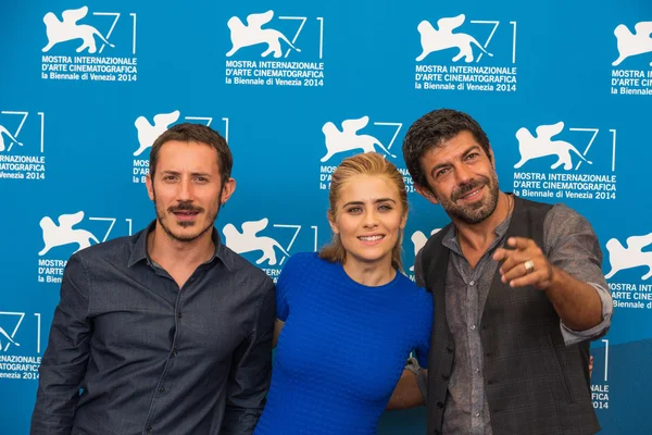 Michele Alhaique, Greta Scarano et Pierfrancesco Favino — Photo