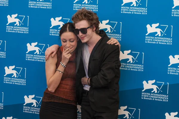 Arielle Holmes and Caleb Landry Jones — Stock Photo, Image