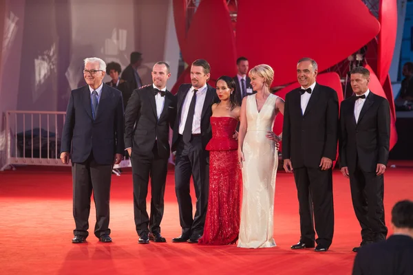 Paolo baratta, zev capataz, ethan hawke, zoe kravitz, enero jones, alberto barbera, andrew niccol — Foto de Stock