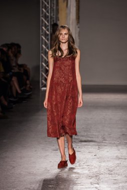 Uma wang - milan moda hafta ilkbahar-yaz 2015