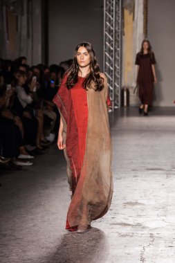 Uma wang - milan moda hafta ilkbahar-yaz 2015