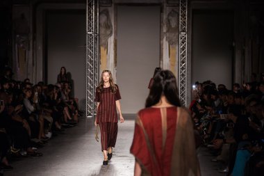 Uma wang - milan moda hafta ilkbahar-yaz 2015