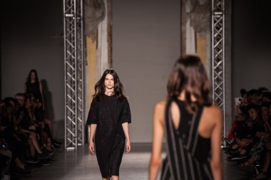 Uma wang - milan moda hafta ilkbahar-yaz 2015