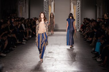 Uma wang - milan moda hafta ilkbahar-yaz 2015