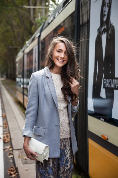 Mary leest - Milano Moda Haftası