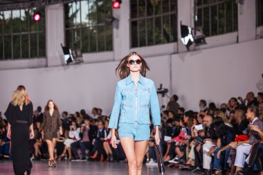 Kostüm Milli - milan moda hafta ilkbahar-yaz 2015
