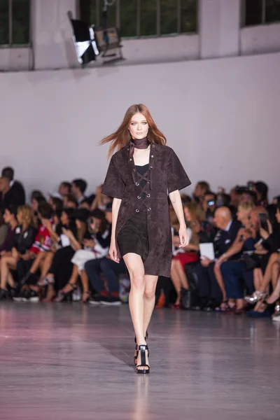 Traje Nacional - Semana de la Moda de Milán Primavera-Verano 2015 —  Fotos de Stock