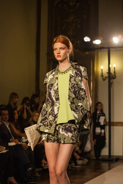 Les copains - moda milan tydzień wiosna-2015 — Zdjęcie stockowe