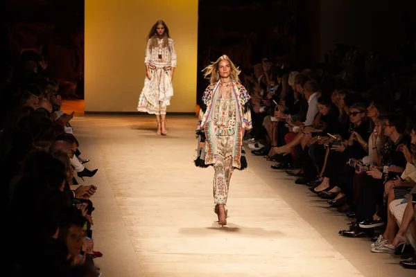 Etro - Milan Fashion Week Ropa Mujer Primavera-Verano 2015 —  Fotos de Stock