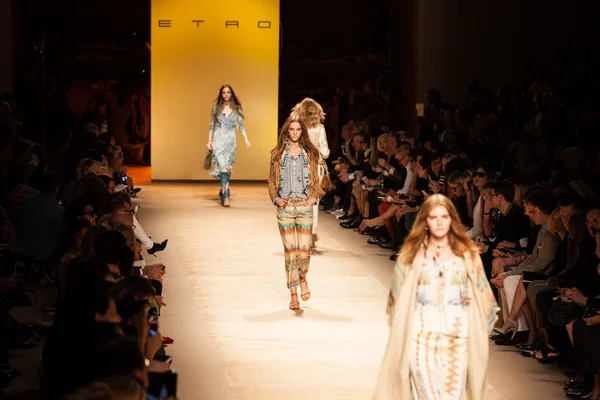 Etro - Milan Fashion Week Ropa Mujer Primavera-Verano 2015 — Foto de Stock