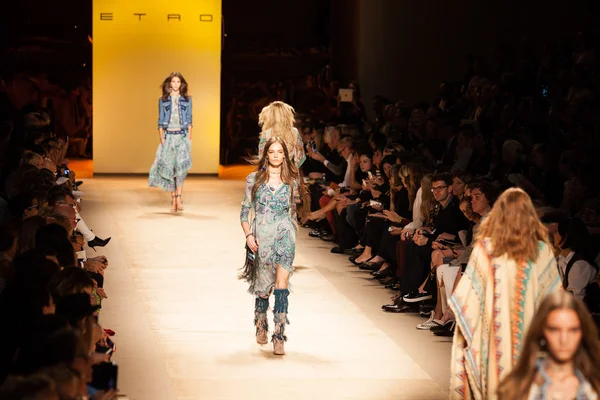 Etro - Milan Fashion Week Ropa Mujer Primavera-Verano 2015 — Foto de Stock