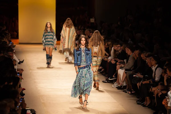 Etro - milan moda hafta kadın giyim ilkbahar-yaz 2015 — Stok fotoğraf