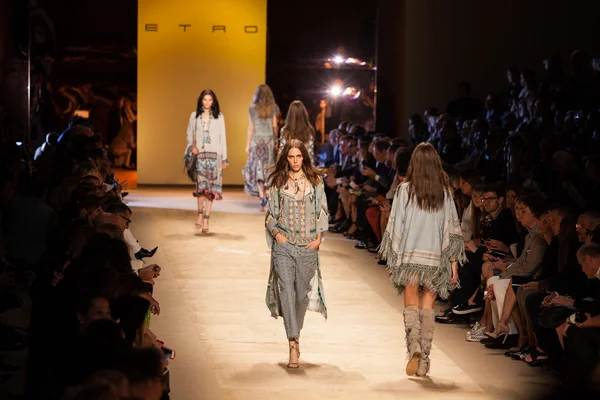 Etro - Milan Fashion Week Ropa Mujer Primavera-Verano 2015 — Foto de Stock