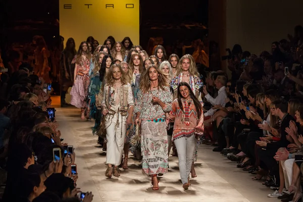 ETRO - Milaan mode week womenswear lente-zomer 2015 — Stockfoto