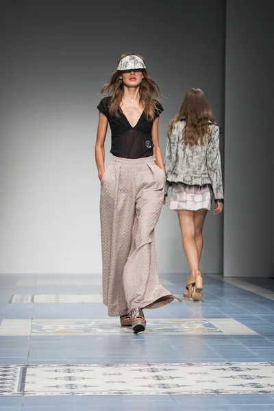 Kristina ti - Milaan fashion week lente-zomer 2015 — Stockfoto