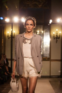 Elisabetta franchi - milan moda hafta kadın giyim ilkbahar-yaz 2015