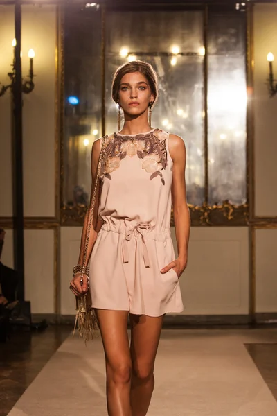 Elisabetta franchi - Milaan fashion week lente-zomer 2015 — Stockfoto