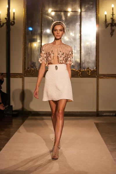 Elisabetta franchi - moda milan tydzień wiosna-2015 — Zdjęcie stockowe