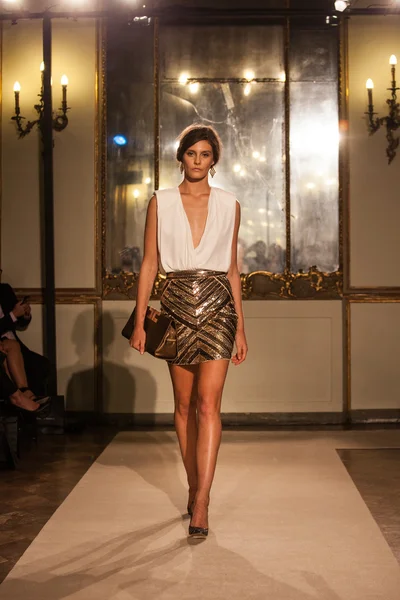 Elisabetta franchi - moda milan tydzień wiosna-2015 — Zdjęcie stockowe