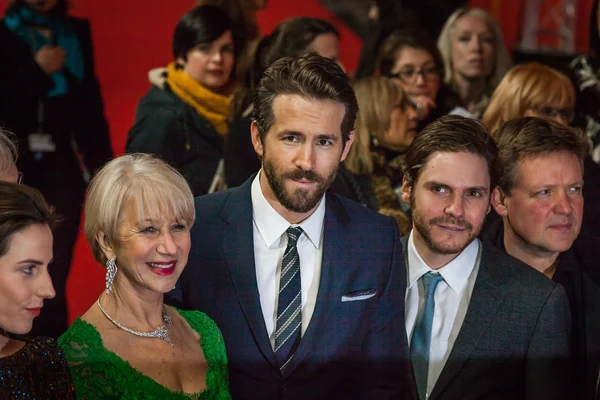 Cast attend the 'Woman in Gold' premiere — Stock Photo, Image