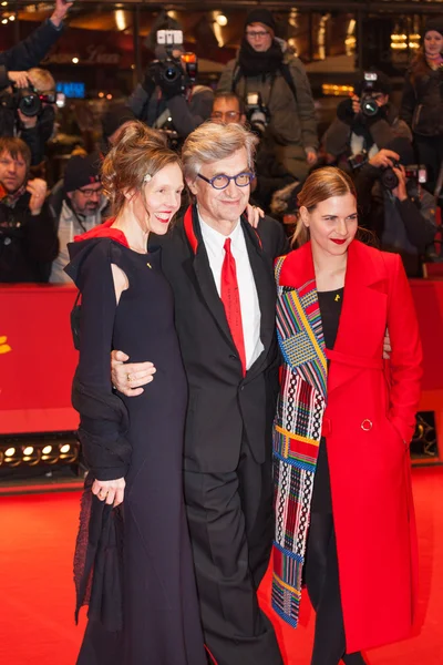 Laura schmidt, direktorin wim wenders und frau donata wenders — Stockfoto