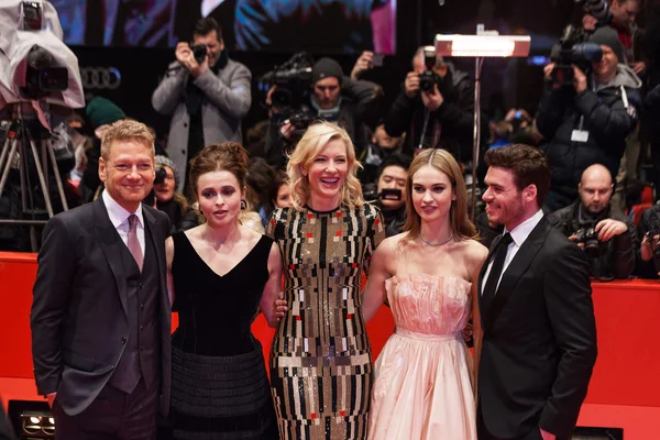 Richard Madden, Lily James, Cate Blanchett, Helena Bonham Carter, Kenneth Branagh e Stellan Skarsgard — Fotografia de Stock