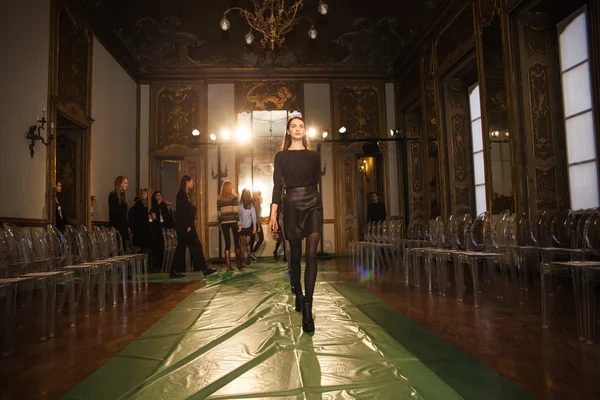 Espectáculo de Chicca Lualdi en la Semana de la Moda de Milán — Foto de Stock
