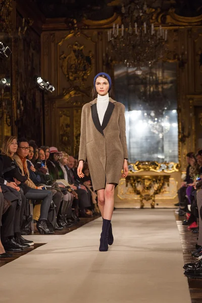 Chicca Lualdi Visa på Milano Fashion Week — Stockfoto