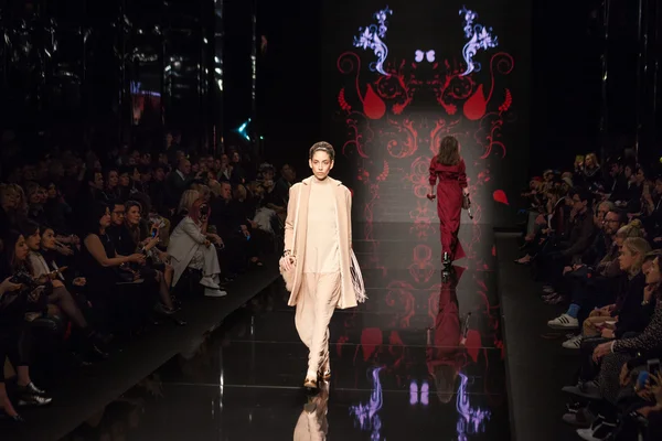 Aigner show in de Milaan Fashion Week — Stockfoto