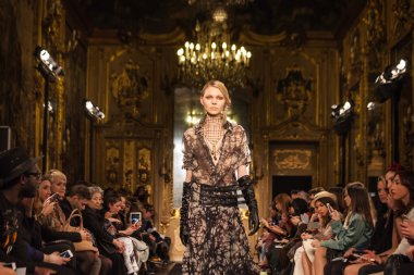 Milan Fashion Week Show'da Nicholas K