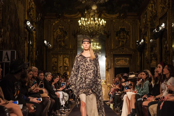 Ніколас K шоу в Мілані Тиждень моди — стокове фото