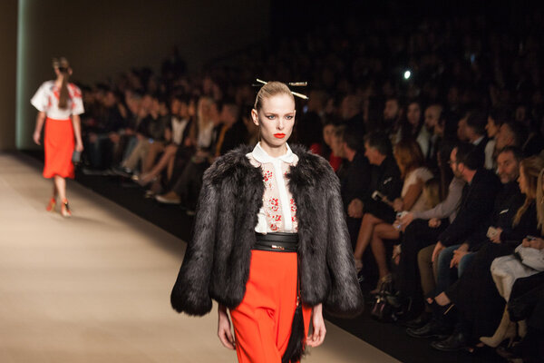 Шоу Элизабет Франки на Неделе моды в Милане
