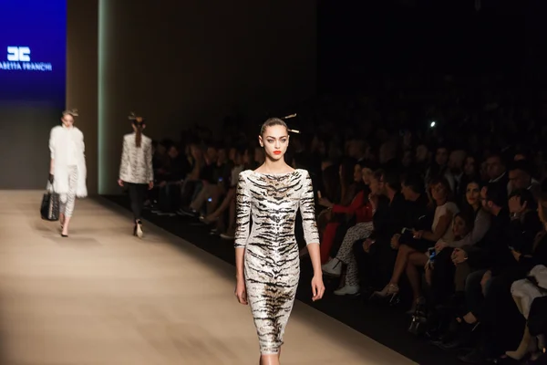 Шоу Элизабет Франки на Неделе моды в Милане — стоковое фото