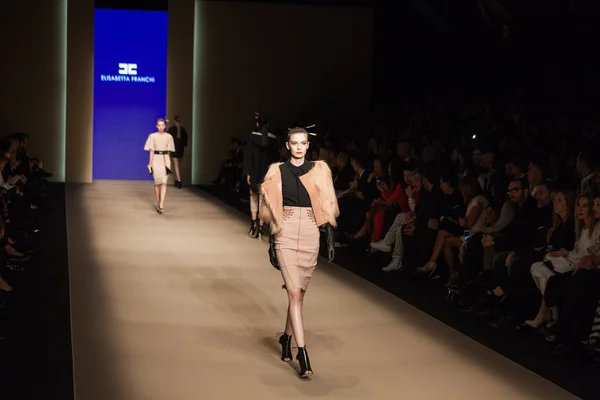 Elisabetta Franchi εμφάνιση το Μιλάνο εβδομάδα μόδας — Φωτογραφία Αρχείου