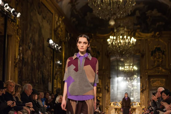 Показ Чивидини на Неделе моды в Милане — стоковое фото