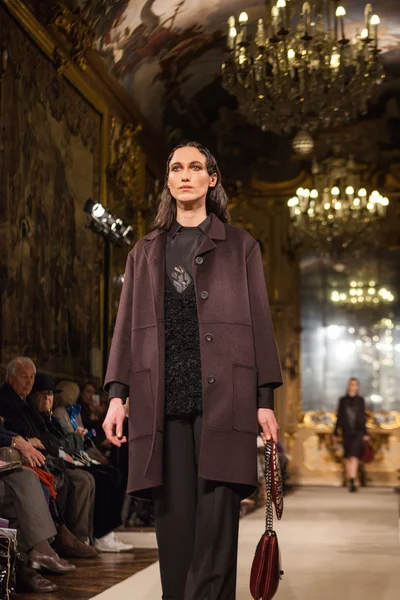 Показ Чивидини на Неделе моды в Милане — стоковое фото