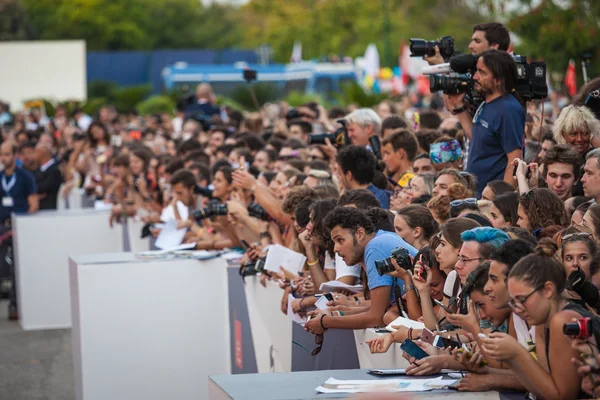 Fans esperando autógrafos —  Fotos de Stock