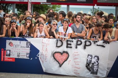 fans waiting for Johnny Depp