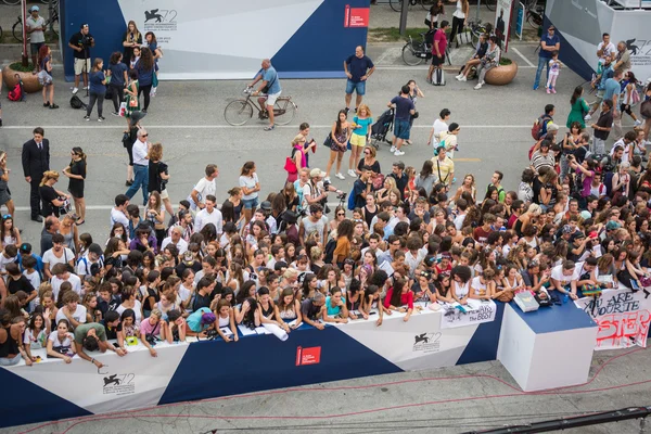 Fans waiting for Johnny Depp — Stock Photo, Image