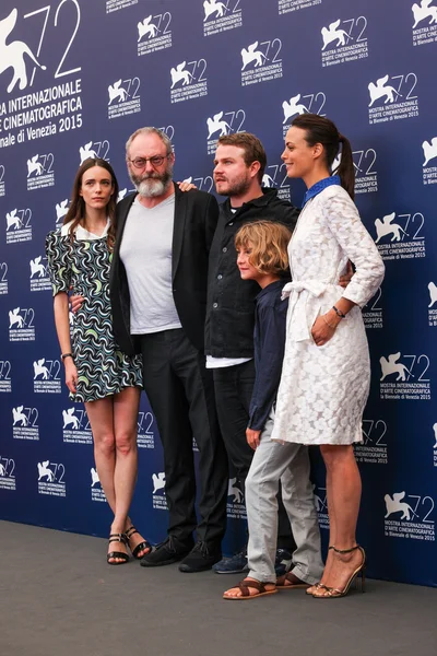 Brady Corbet, Tom Sweet, Berenice Bejo, Stacy Martin, Liam Cunningham — kuvapankkivalokuva