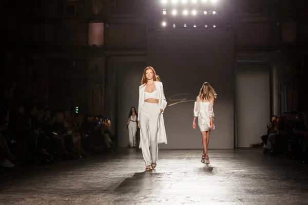 Semana de la Moda de Milán: Genny Primavera-Verano '16 — Foto de Stock