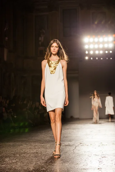 Milan Fashion Week: Genny Spring-Summer '16 — Stockfoto