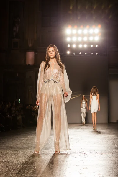 Milan Fashion Week: Genny Spring-Summer '16 — Stock Photo, Image